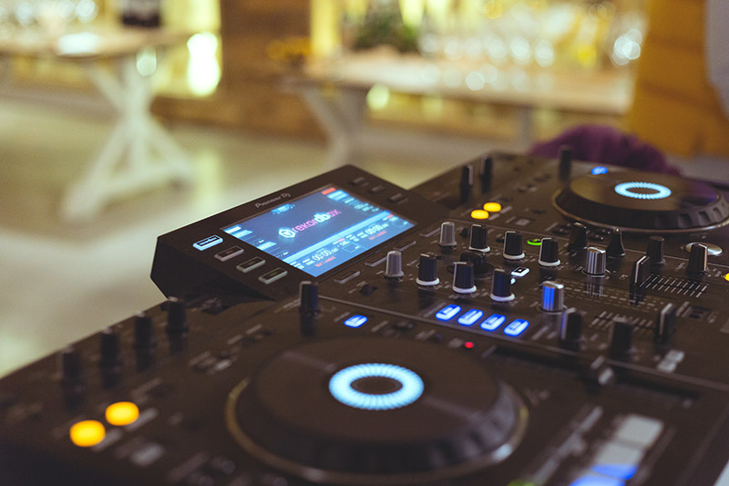 Pon un DJ en tu mesa